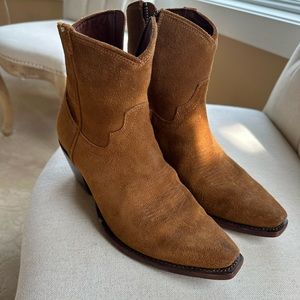 Tecovas cognac suede zip up booties. Size 8, feels like size 9, they run large.